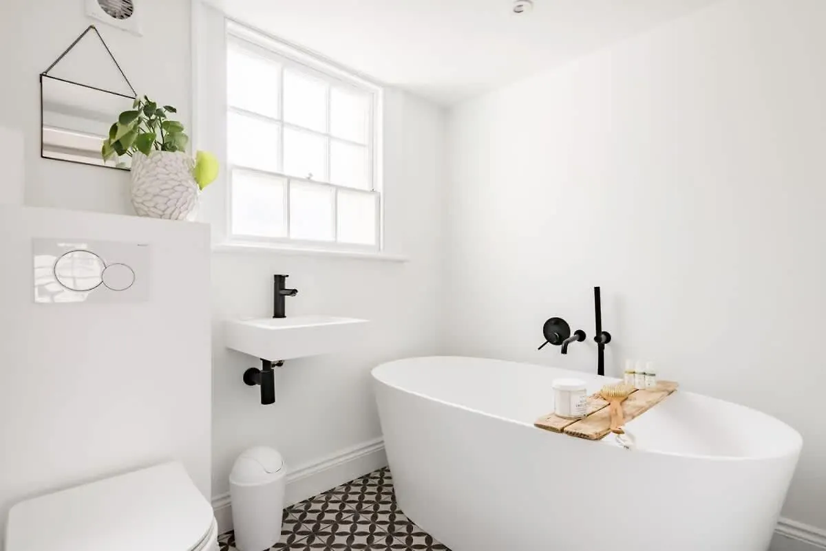Central Georgian Townhouse With Free Parking Bath Holiday home