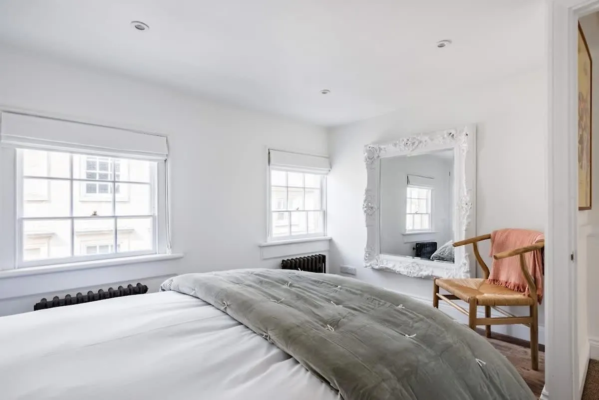 Holiday home Central Georgian Townhouse With Free Parking Bath